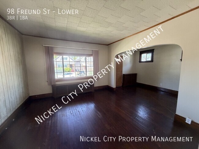 Building Photo - 98 Freund St