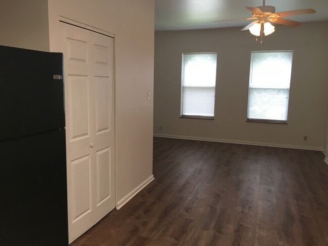 Building Photo - 3504 Vista Ave