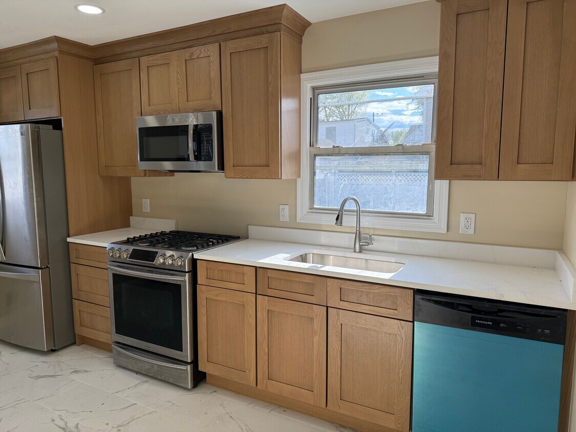 Building Photo - 593 Elm Ave