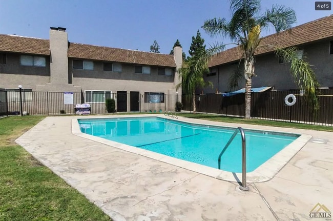 Building Photo - 3 Bedroom 1.5 Bathroom Apartment for Rent