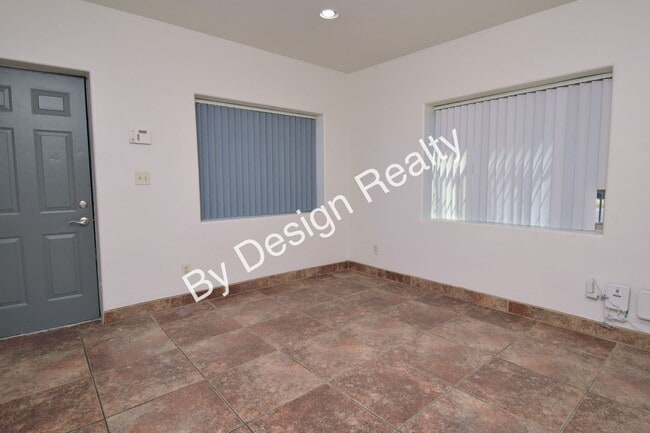 Building Photo - Stand Alone 2 Bed 1 Bath with Private Yard...