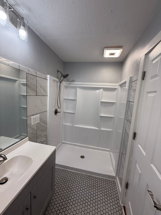 Building Photo - 16200 Round Mountain Rd