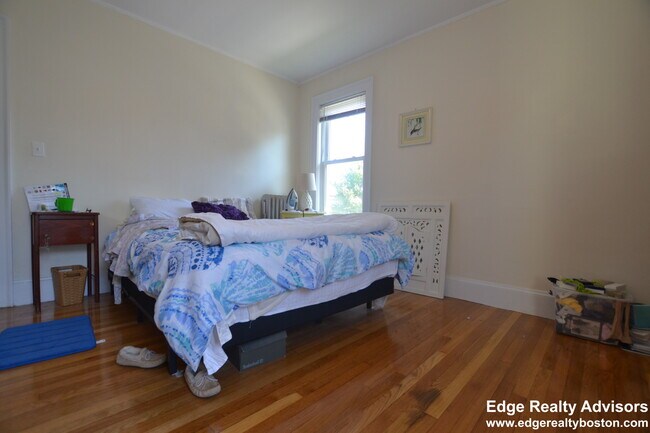 Foto del edificio - 77 Hunnewell Ave