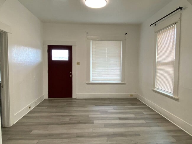 Building Photo - Cute Remodeled 2/1