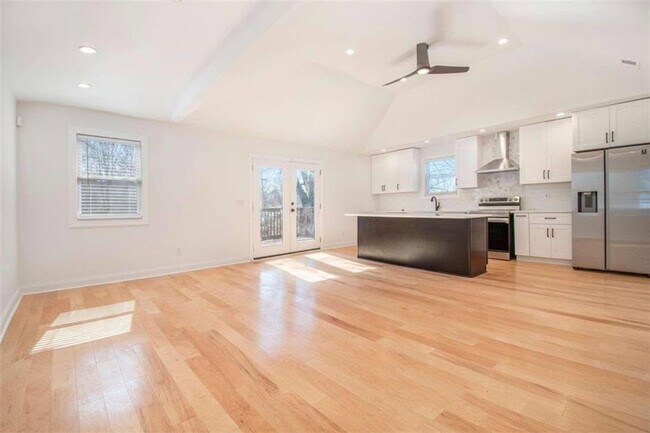 Foto del edificio - Room in House on Meldon Ave SE