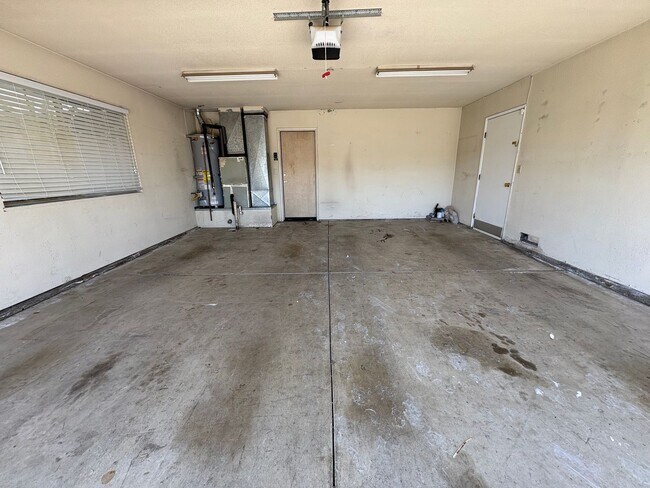 Building Photo - Spacious Tulare Home Available Now!