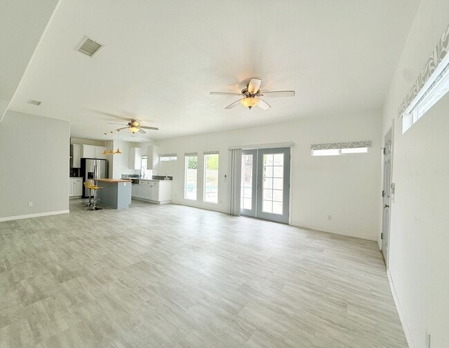 Building Photo - AVAILABLE NOW!!! RECENTLY UPDATED  2 Bed /...