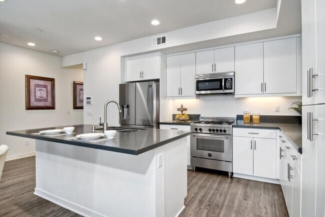 Foto del edificio - Downtown Oceanside Condo with pool and roo...