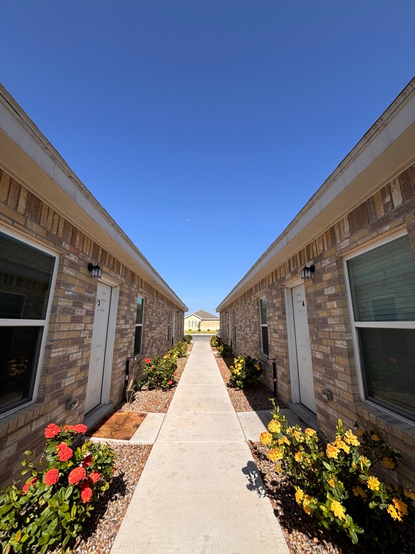 Building Photo - 4906 N Hiawatha Dr