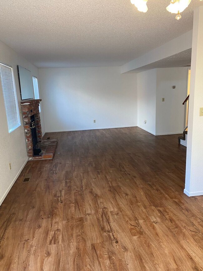 Foto del edificio - Spacious 4 Bed Home with 3 Car Garage off of Vista!!!!!