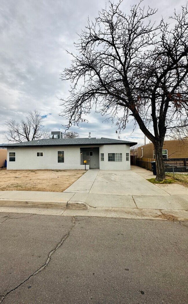 Building Photo - Just Remodeled, Stunning Upgrades! LARGE S...