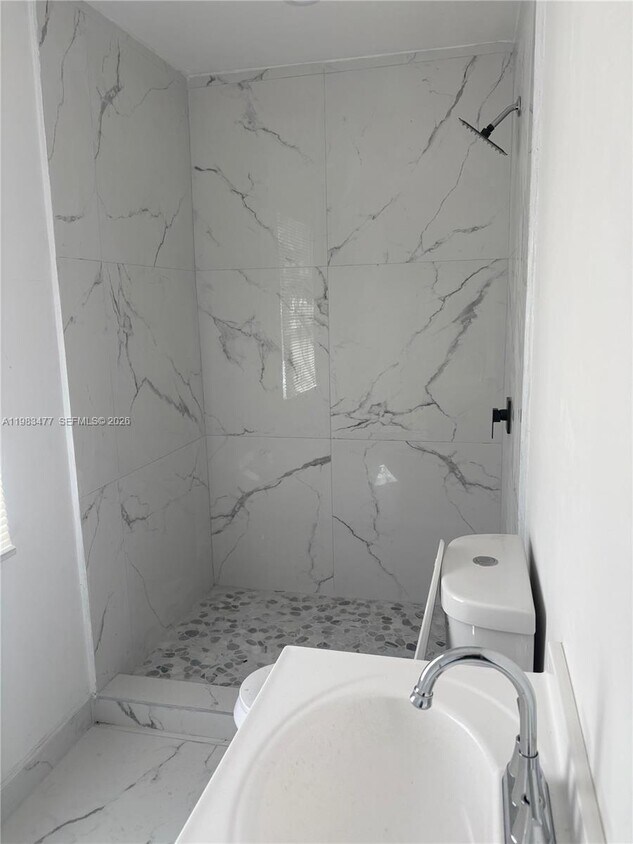 Foto del edificio - 300 NW 16th St