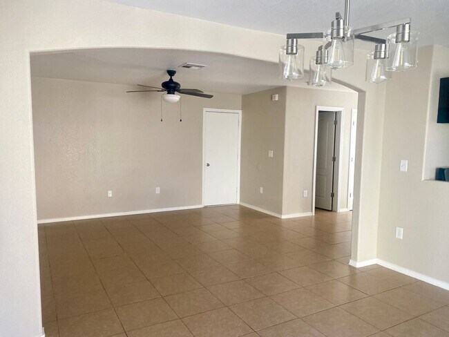 Foto del edificio - 3742 Piedras Negras - Comfortable Two Story 4 Bedroom Home in Great Location!