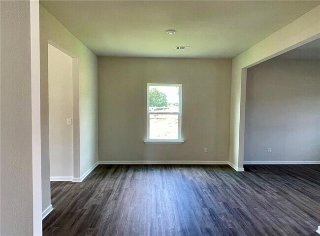 Building Photo - 705 Woody Dr