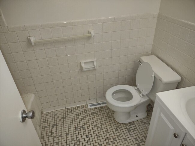 Baño - 225 East Ave