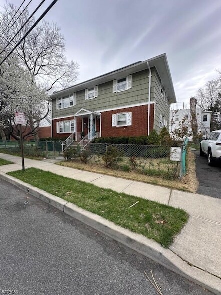 Foto principal - 739 Burnside St