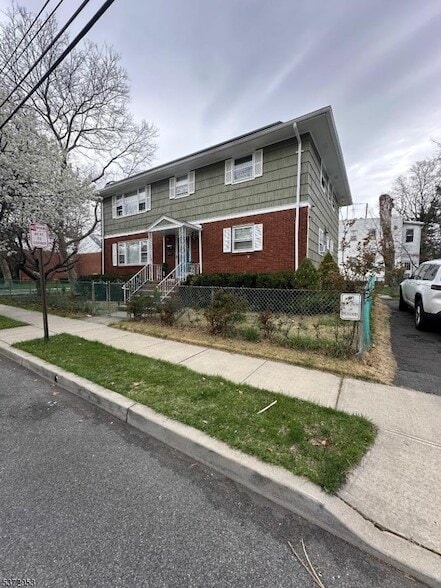 Primary Photo - 739 Burnside St