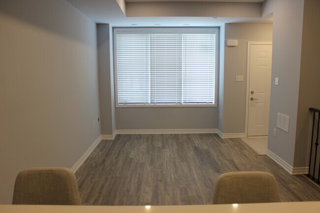 Photo du bâtiment - Executive Townhouse w/ Beautiful Upgrades