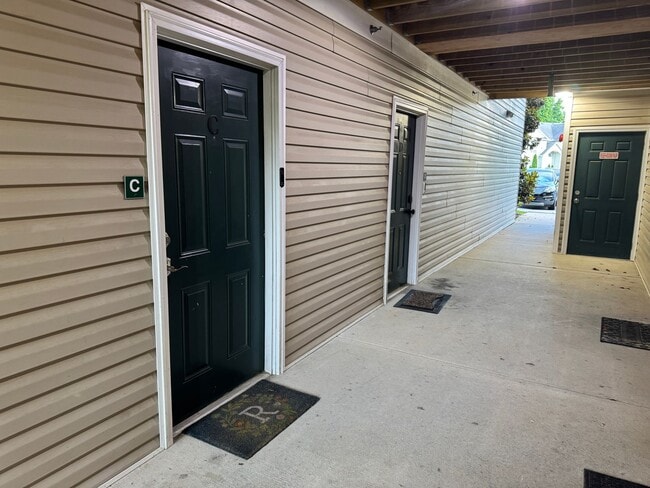 Building Photo - Beautiful, Well Maintained and Conveninetly located First Floor Condo