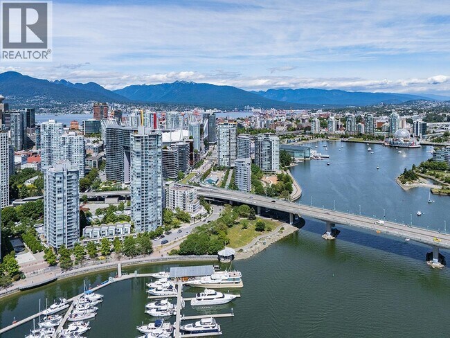 Photo du bâtiment - 1067 Marinaside Crescent