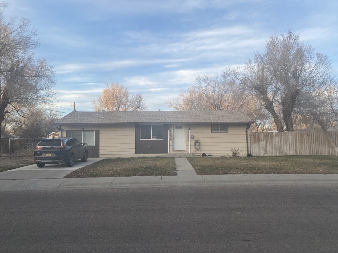 Front of house - 2404 Desmet Dr