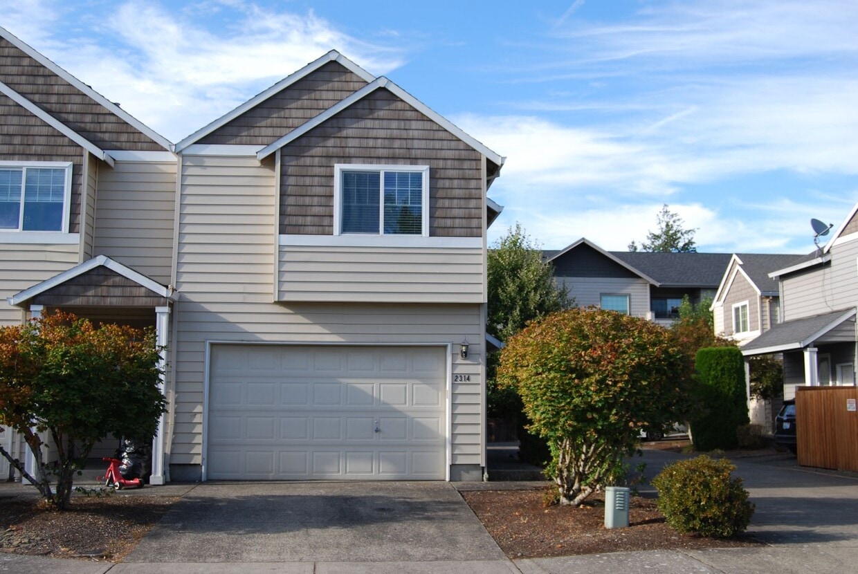Primary Photo - Great 3 Bed 2.5 Bath Corner Townhome in Ha...