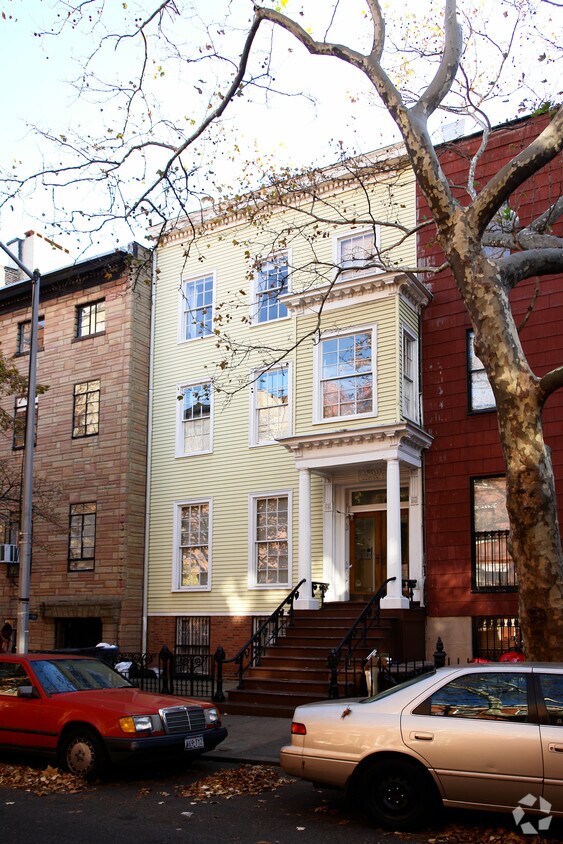 Primary Photo - 137 Henry St