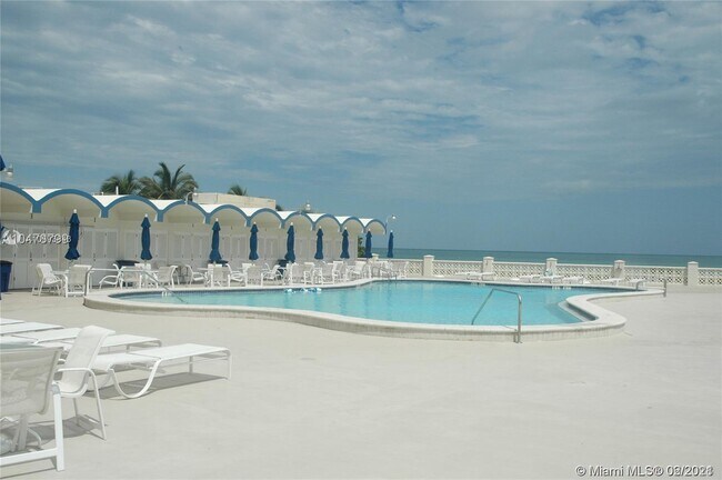 Foto del edificio - 5333 Collins Ave
