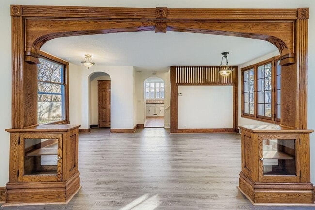 Building Photo - 988 Reaney Ave E