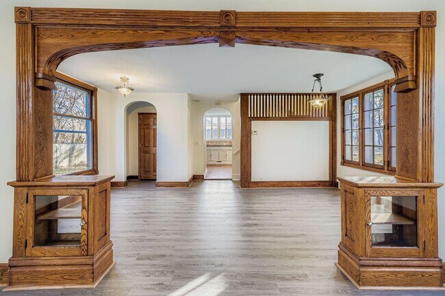 Foto del edificio - 988 Reaney Ave E