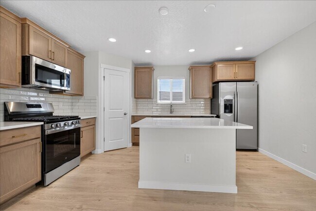 Foto del edificio - Brand New 3BR/2BA Single-Level Home - Community Pool, Park & Easy I-84 Access