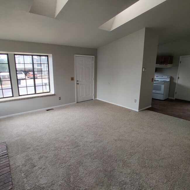 Building Photo - Beautiful 3 bedroom, tri-level home availa...
