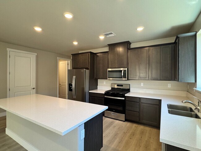 Foto del edificio - 4 BED | 2.5 BATH | SINGLE-STORY