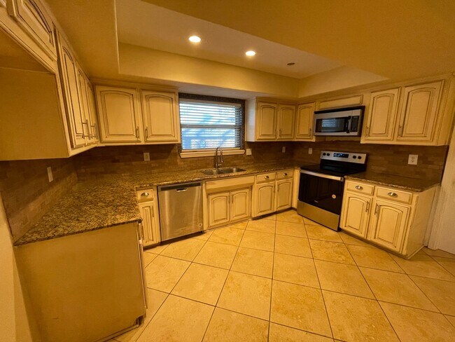 Building Photo - Beautiful 3 bed 2 bath!! Home will not las...