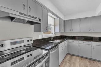 Building Photo - 218 E Hargis St