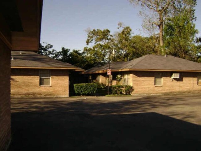 Building Photo - 829-912 Ellena Rd