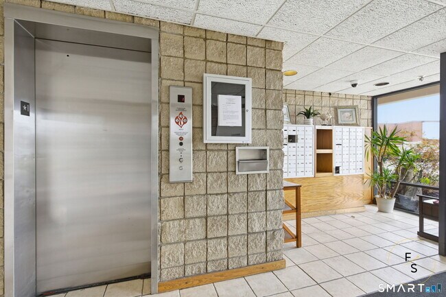 Foto del edificio - 140 Captain Thomas Blvd