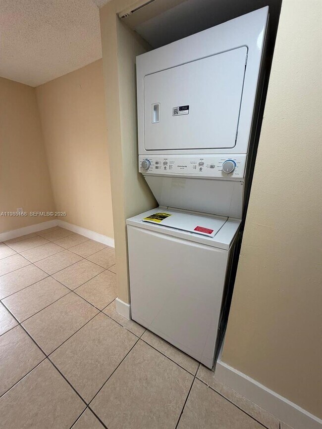 Foto del edificio - 2377 W 66th Pl