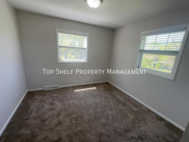 Building Photo - 308 SW Westview Dr