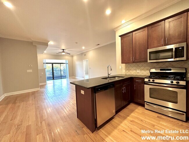 Building Photo - 4651 N Greenview Ave
