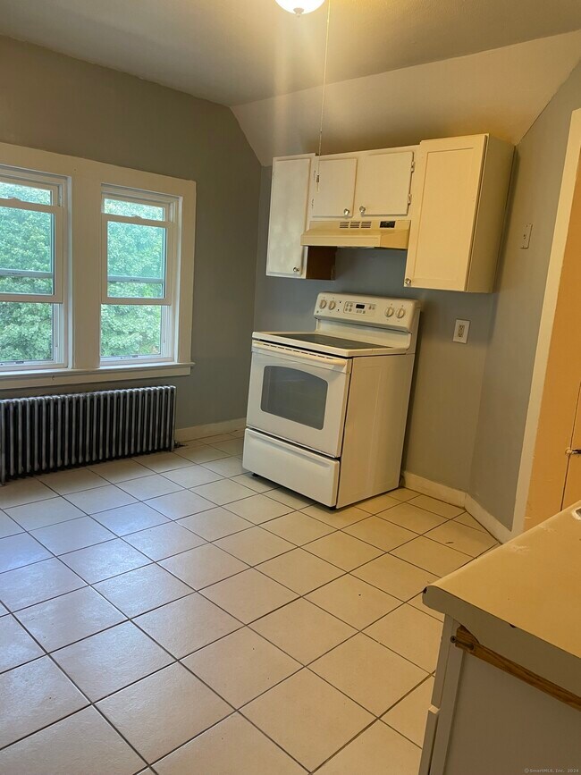 Foto del edificio - 591-593-593 Blue Hills Ave