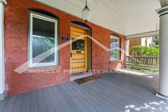 Building Photo - Charming condo with 1 Car Detached Garage!