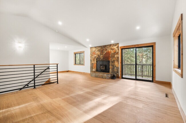 Sala de estar en el piso superior, balcón y chimenea. - 1029 Tomahawk Trl