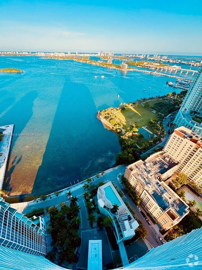 Building Photo - 2020 N Bayshore Dr