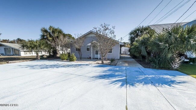 Building Photo - 247 Poinsettia Dr