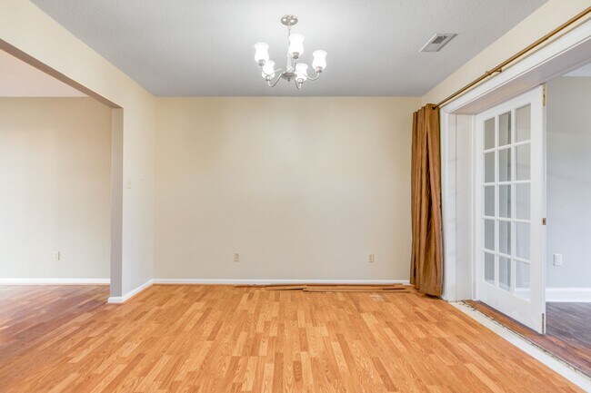 Building Photo - 3 bed/2 1/2 Bath.  Pet Friendly.  Easy access to I81/US460