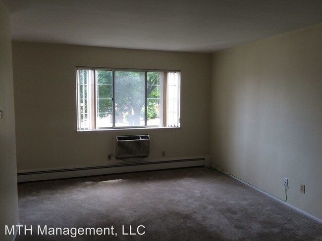 Building Photo - 3225 Holiday Dr