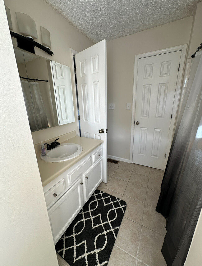 Foto del edificio - Room in Townhome on Mill Stone Dr