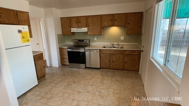 Building Photo - 343 Rosewood Dr