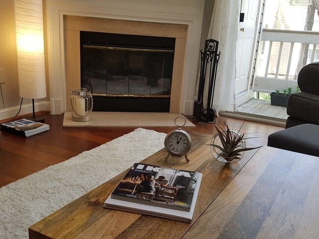 Building Photo - Loft 2BR plus den/2BA condo walking distan...